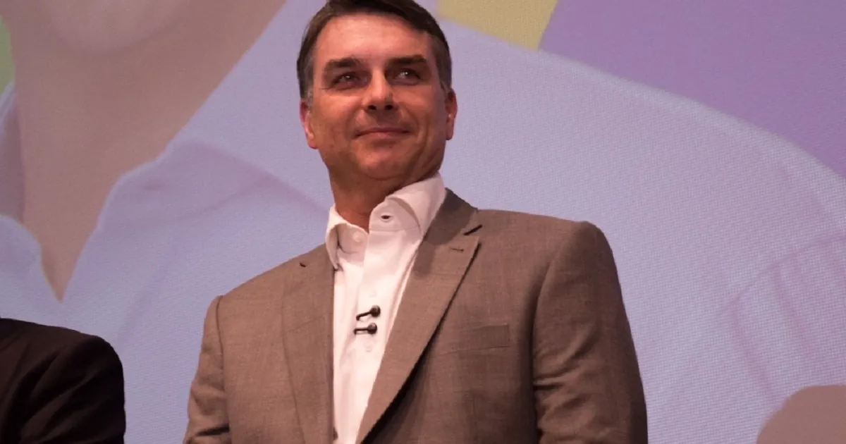 Flávio diz que pai colocará faixa presidencial nele se for eleito