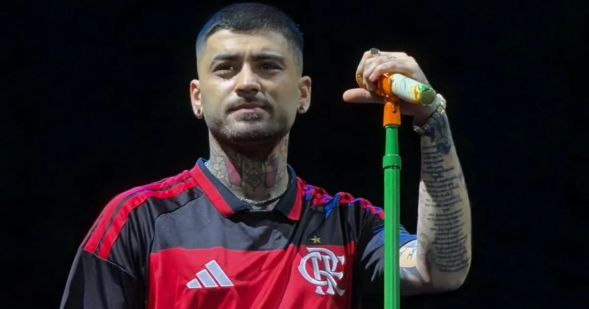 Zayn Malik troca camisa do Flamengo pela do Palmeiras no palco em São Paulo