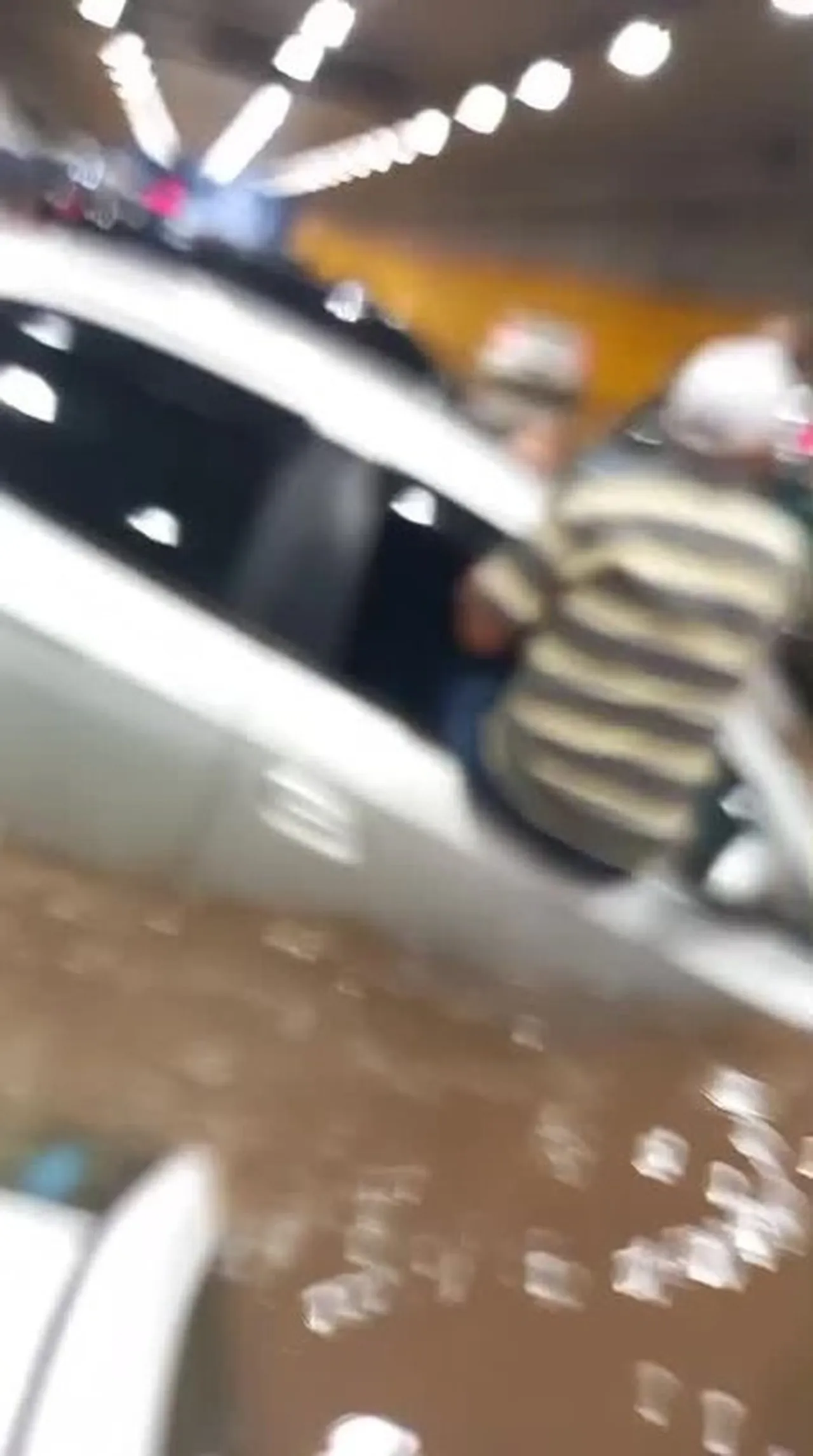 Carros e ônibus boiam no túnel do Anhangabaú após chuva forte em São Paulo