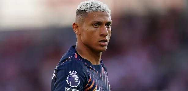 Richarlison acusa Flávio Bolsonaro por mansão em Angra e pede apuração da PF