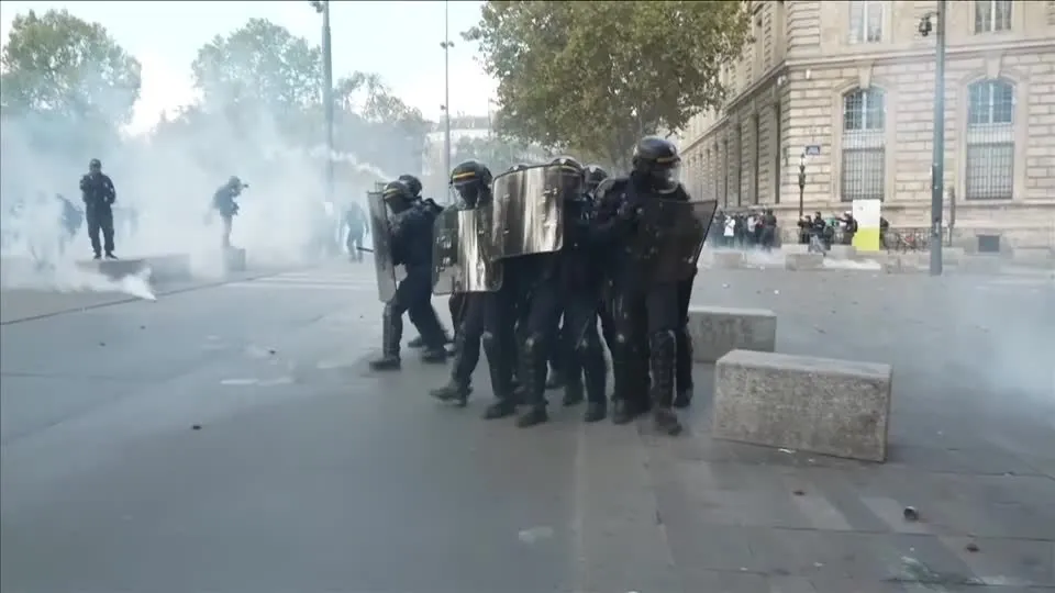 Onda de protestos na França termina em confronto, gás lacrimogêneo e mais de 100 presos