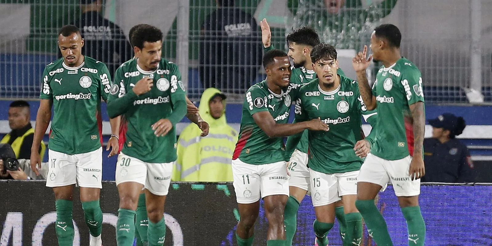 Palmeiras vence Atlético Paranaense e assume liderança provisória do Brasileirão