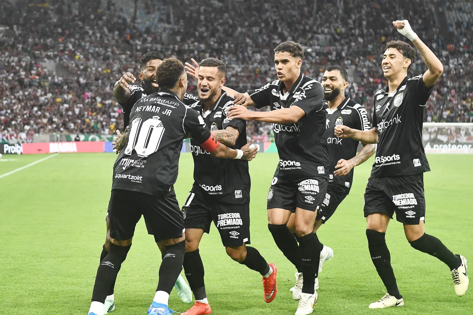 Santos vira sobre o Fluminense com brilho de Neymar e Gabigol pelo Brasileirão