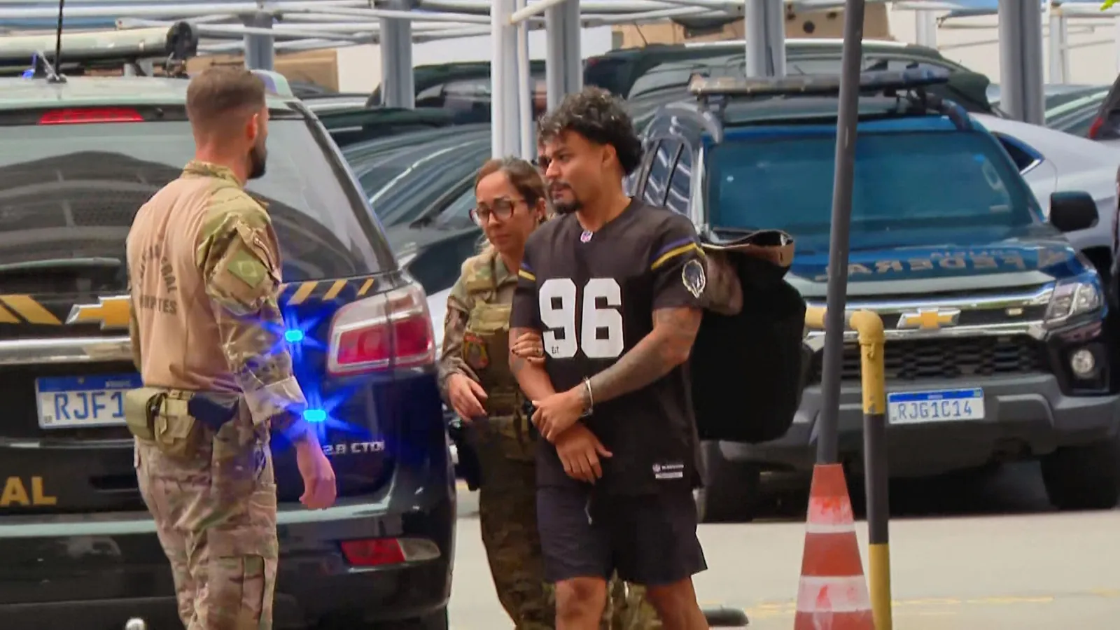 PF prende mãe e irmão de Oruam em operação contra internet do tráfico no Rio