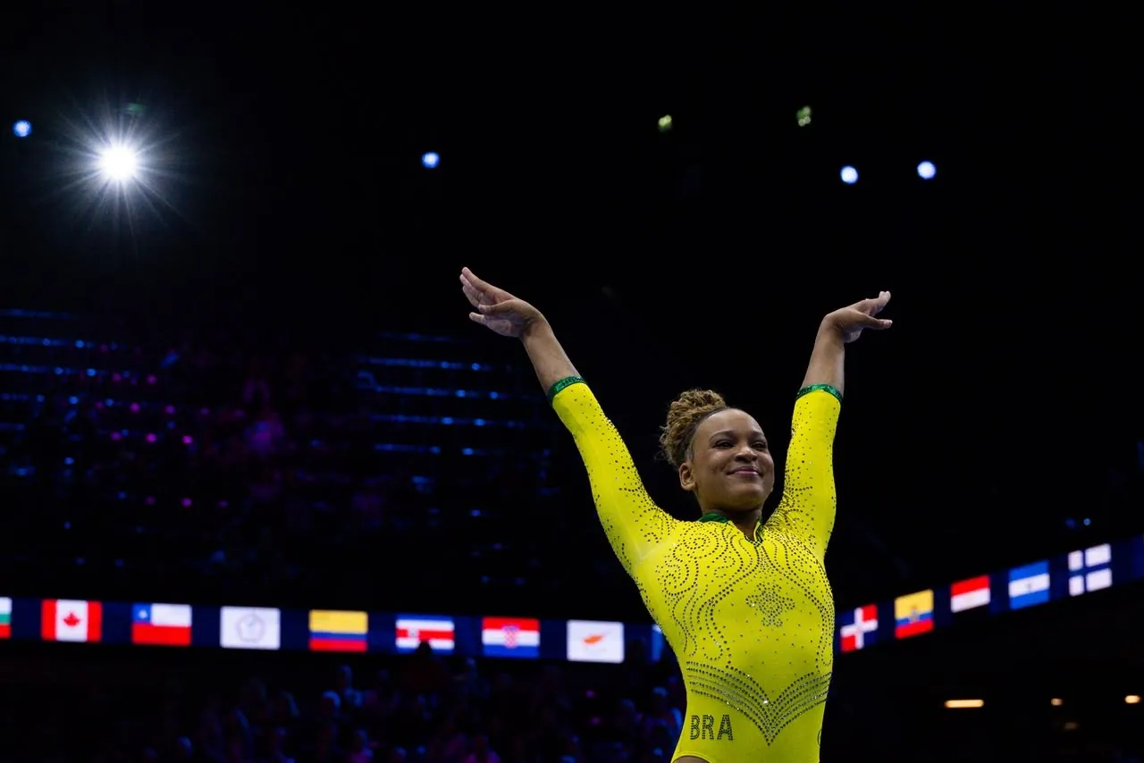 Rebeca lidera salto, Flávia brilha na trave e Brasil vai à final do Mundial