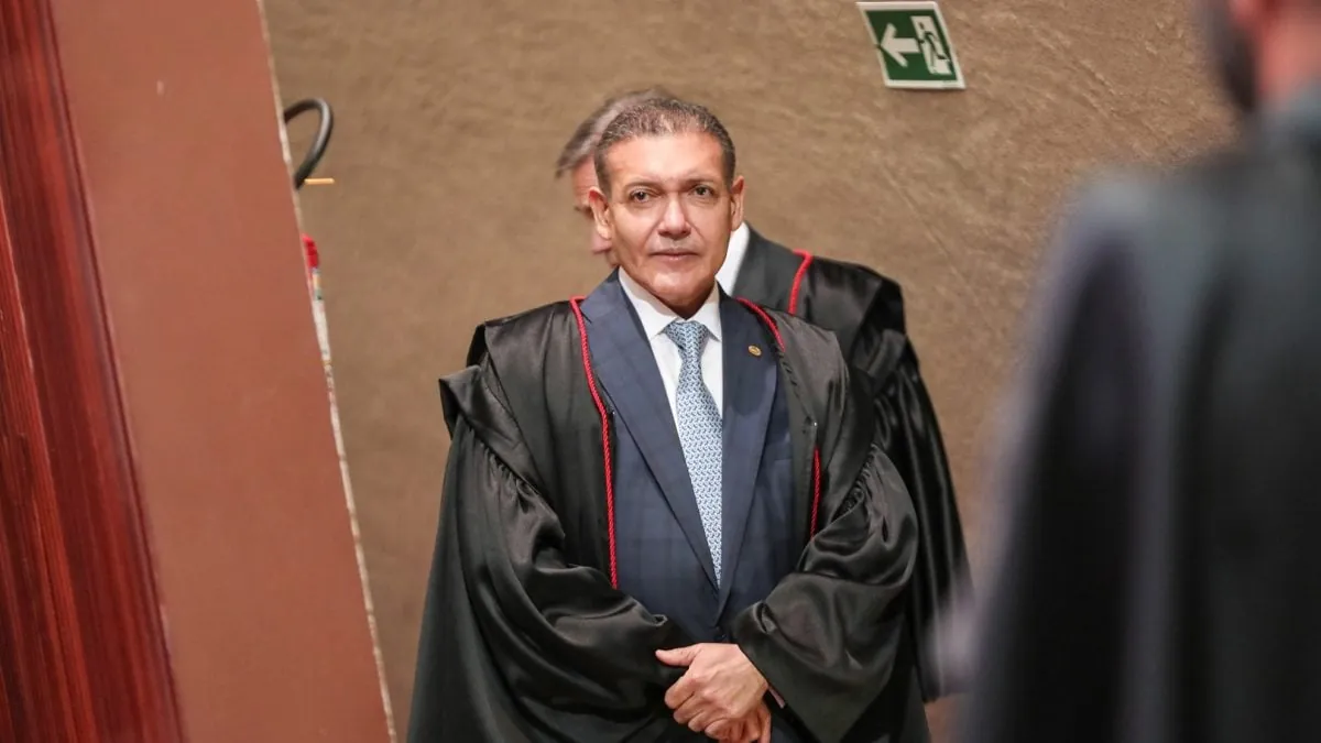 Flávio aciona TSE contra Exército do Lula por manipular buscas no Google
